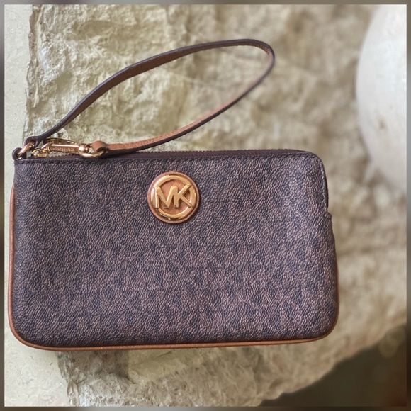 ✨Michael Kors Fulton Signature Top Zip Wristlet ✨ - Picture 2 of 5